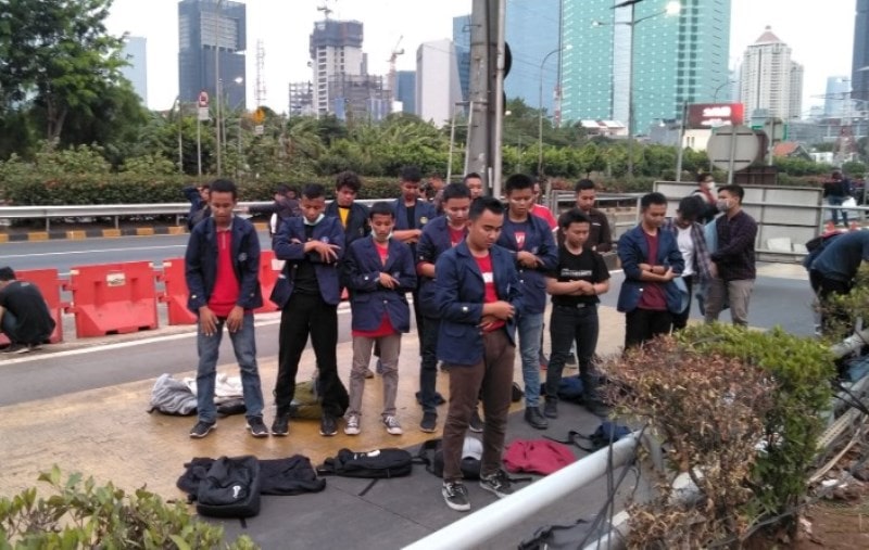 Tak Melulu Anarkis Sekelompok Mahasiswa ini Tunaikan Shalat Saat Demo Berlangsung