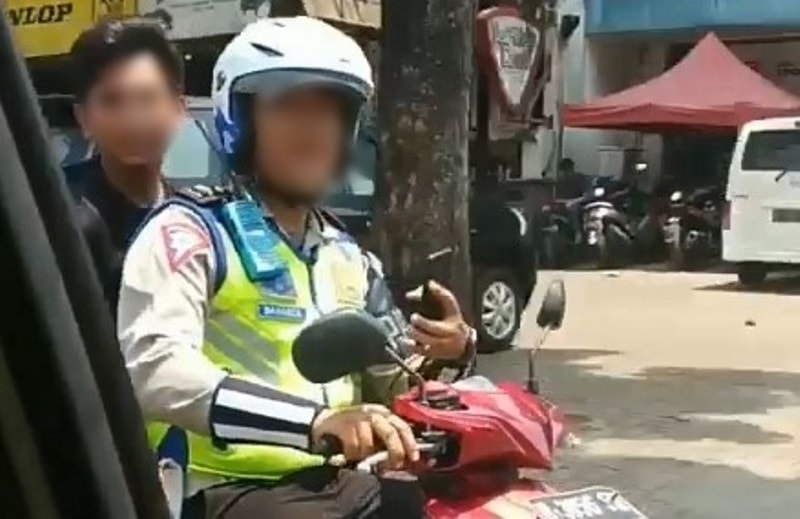 Bonceng Penumpang Tak Berhelm Sambil Main HP Aksi Oknum Polisi Jadi Sorotan