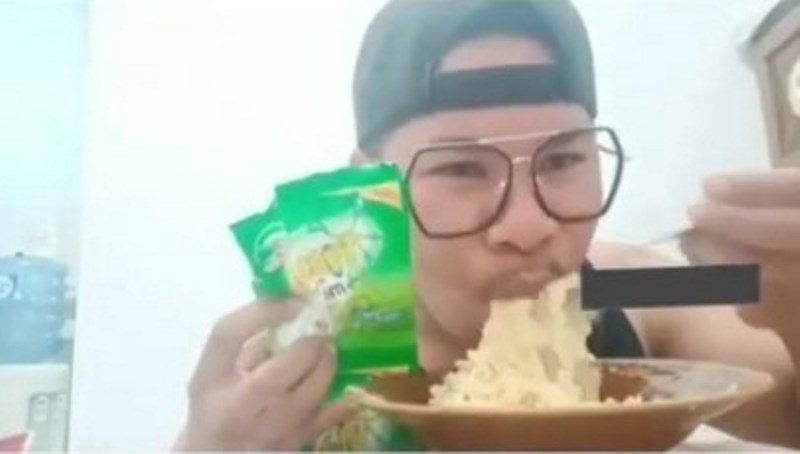 Demi Buat Konten Seperti Food Vlogger Pria Ini Nekat Makan Mie Instan Campur Rinso