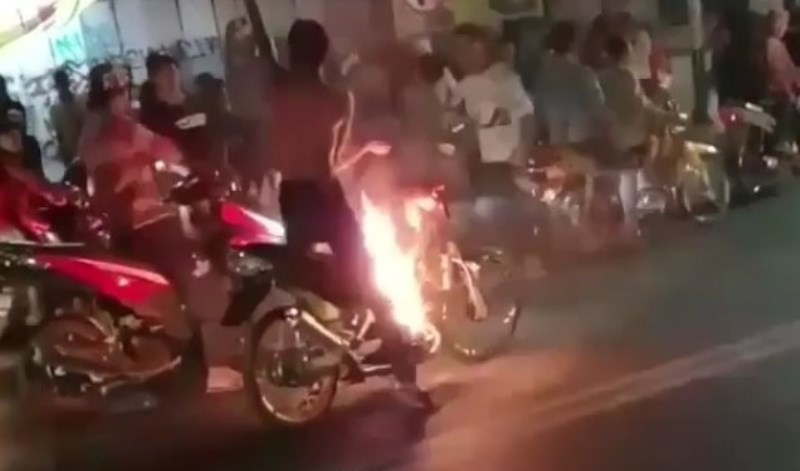 Lagi Asyik Ikut Balap Liar Motor Milik Pria Ini Tiba tiba Terbakar