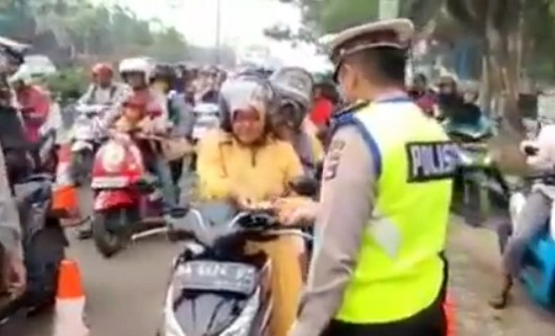Menangis Saat Kena Razia Kelakuan Wanita Ini Malah Jadi Bahan Guyonan Netizen