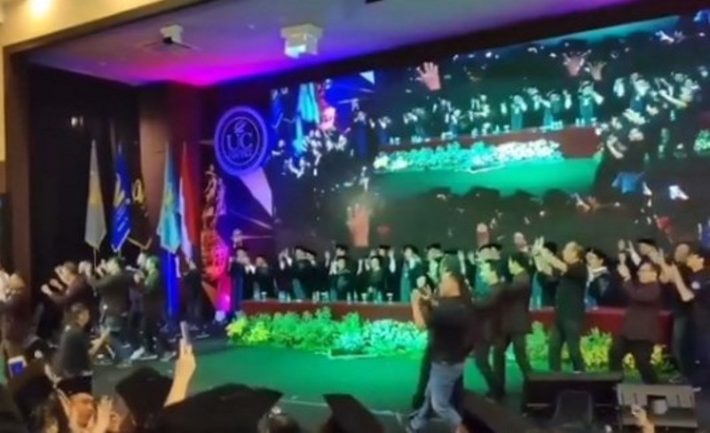 Prank Wisudawan dengan Joget Lagu TikTok Kampus Crazy Rich Surabaya Mendadak Viral