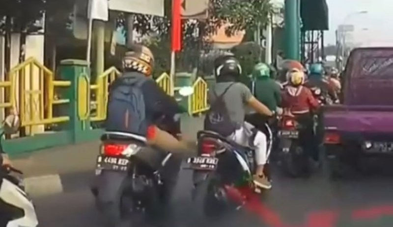 Saling Menyalip Dua Pengendara Motor Ini Nyaris Baku Hantam di Tengah Jalan