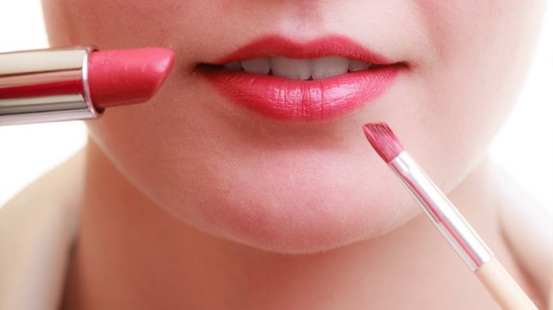 6 Kesalahan Wanita Saat Memakai Lipstik