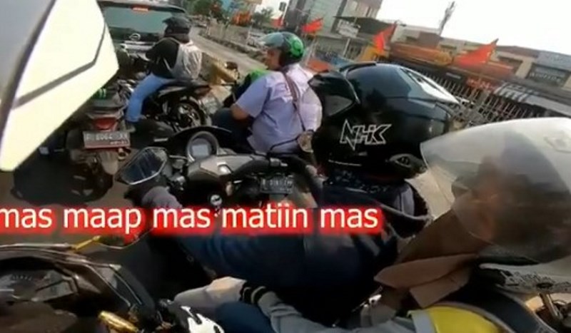 Adu Mulut Saat Tegur Perokok Di jalanan Pemotor ini Ngaku Resah Karena Bikin Mata Kelilipan