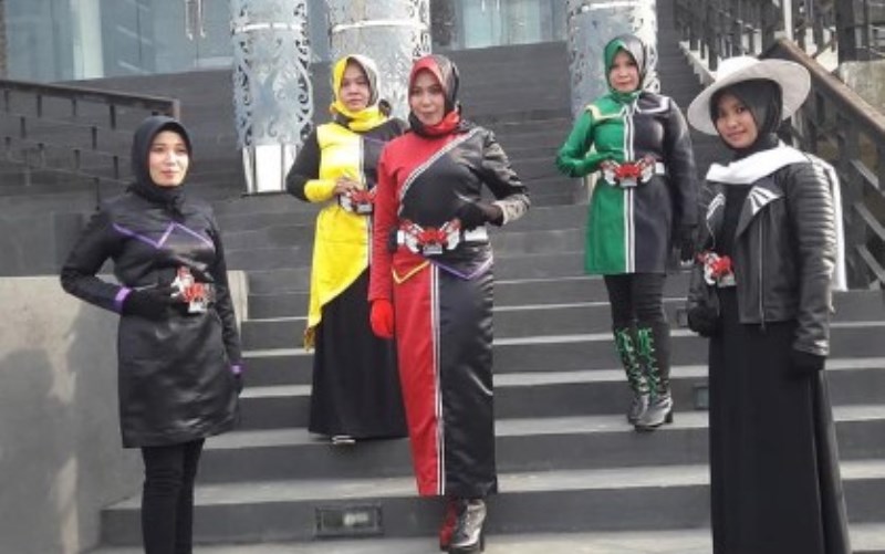 Cosplay Jadi Kamen Rider Tampilan Emak emak ini Kece Badai