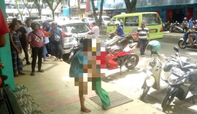 Curiga Suami Selingkuh Emak emak ini Ngamuk Sampai Nekat Buka Celana di Tempat Umum