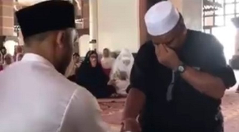 Dikenal Galak Seorang Ayah Asal Malaysia Tiba tiba Menangis Haru di Nikahan Putrinya