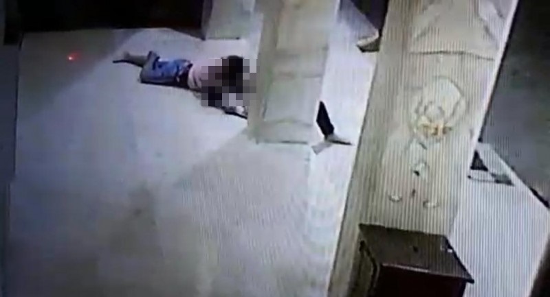 Dua Sejoli Tertangkap CCTV Asyik Berbuat Mesum di Teras Masjid