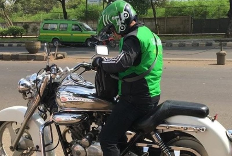 Keren Abis Driver Ojol Pakai Motor Legendaris Saat Cari Orderan