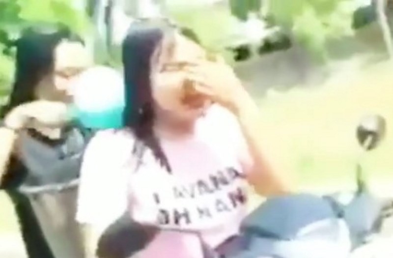 Mandi dan Keramas Sambil Naik Motor Kelakuan Dua Wanita ini Nyeleneh Abis