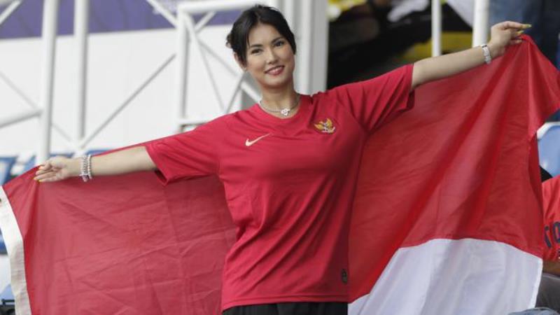 Miyabi Kibarkan Bendera Merah Putih Dukung Langsung Timnas Indonesia Vs Thailand