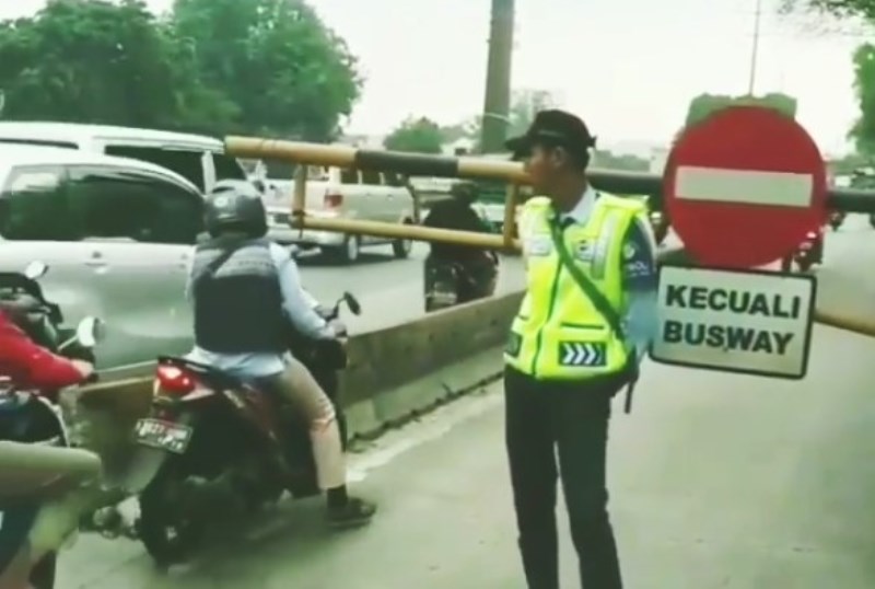 Nekat Terobos Jalur Busway Meski Ada Petugas Kelakuan Pemotor di Negara 62 ini Bikin Geleng Kepala