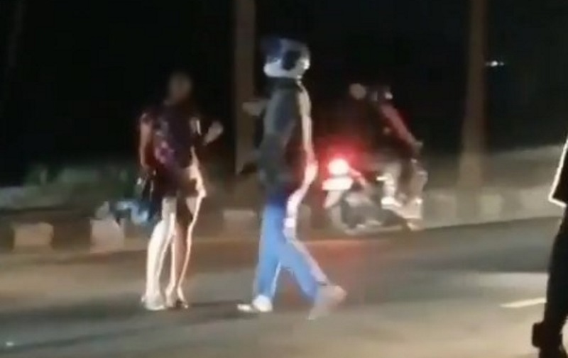 VIRAL Video Wanita Cantik Ngamuk di Tengah Jalan Bikin Heboh Warga