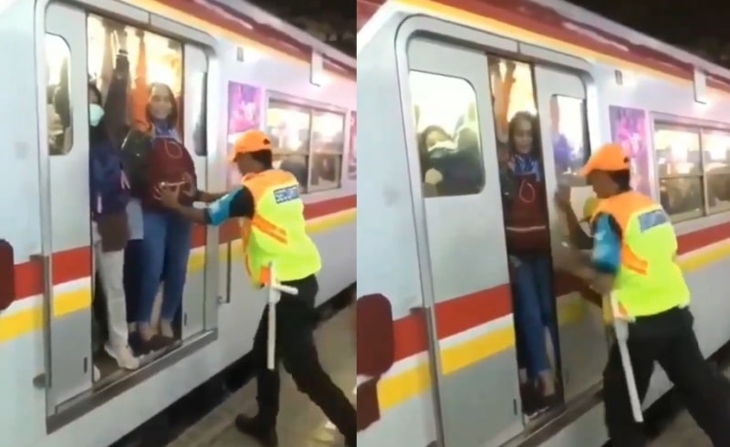 Auto Penuh Petugas KRL Sampai Lakukan Hal ini Agar Penumpang Bisa Masuk