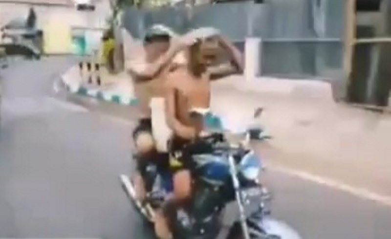 Demi Bikin Konten Supaya Viral Dua Remaja yang Mandi Sambil Naik Motor Dipanggil Polisi