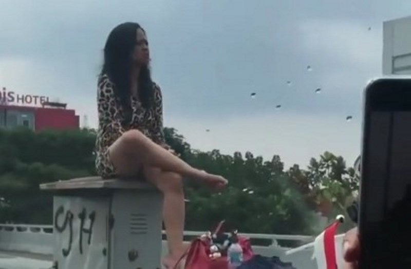 Duduk Santuy di Jembatan Layang Aksi Wanita Berbaju Seksi ini Jadi Sorotan