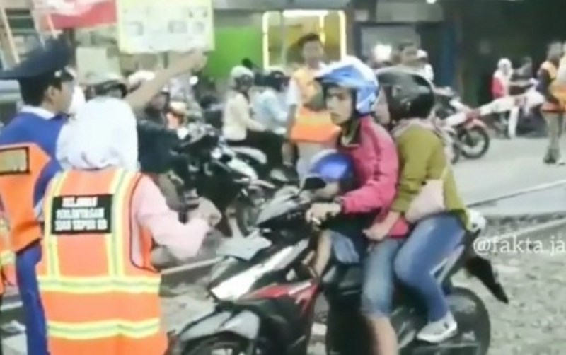 Kelewat Barbar Pengendara Motor Nekat Lawan Arus dan Terobos Rel Kereta Meski Dihadang Petugas