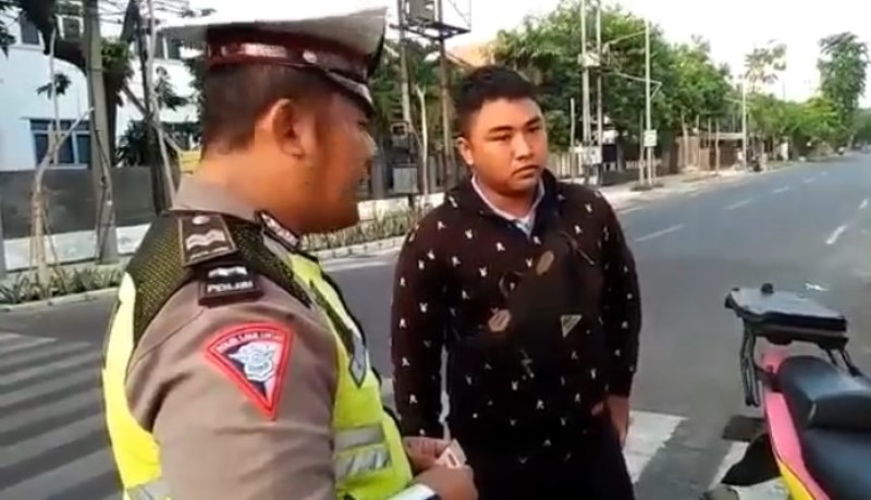 Niat Bantu Beri Jalan Pengawal Ambulans ini Kena Tilang Polisi