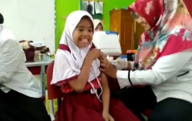 Perlihatkan Ekspresi Kocak Anak ini Malah Baca Doa Sebelum Makan Saat Hendak Disuntik