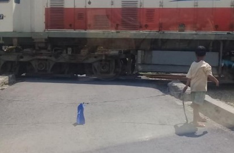 VIRAL Bocah Lelaki Jaga Perlintasan Kereta Api Pakai Tali Rafia Aksinya Bikin Kagum