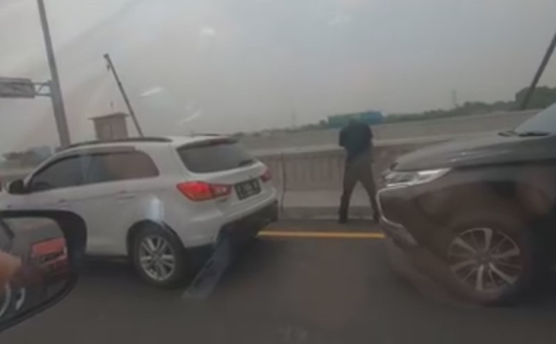 VIRAL Pengendara Kencing Sembarangan di Tol Layang Japek Saat Macet Aksinya Jadi Sorotan