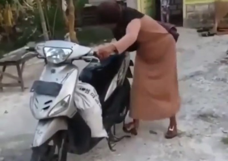 VIRAL Video Cara Emak emak Zaman Now Nyelah Motor Netizen Malah Geregetan