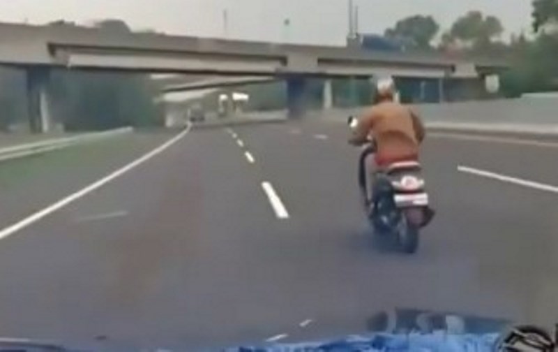 VIRAL Video Pengendara Motor Nekat Masuk Jalan Tol