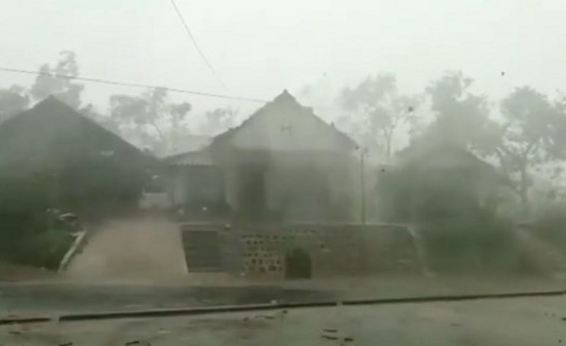 Viral Video Detik detik Rumah Warga di Ponorogo Porak Poranda Akibat Hujan Disertai Angin Kencang