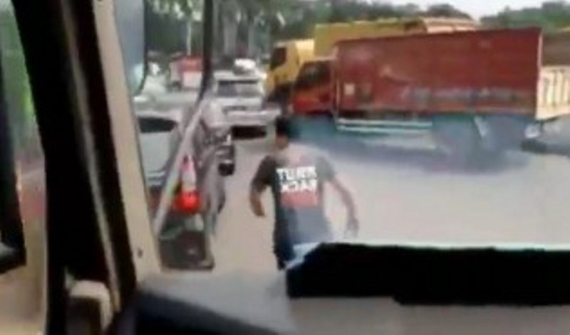 Berlarian di Tengah Macet Untuk Buka Jalan Bagi Damkar Aksi Pria ini Tuai Pujian