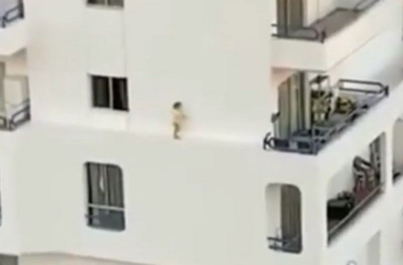 Nekat Memanjat Keluar dari Jendela dan Jalan di Tembok Luar Apartemen Aksi Bocah Ini Bikin Deg degan