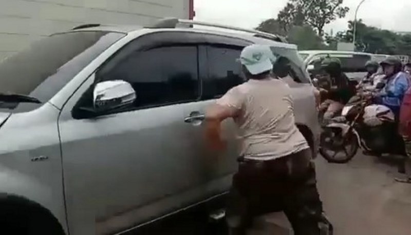 Sempat Dikira Meninggal Sampai Warga Panik Pengemudi Ternyata Lagi Begini di Dalam Mobil