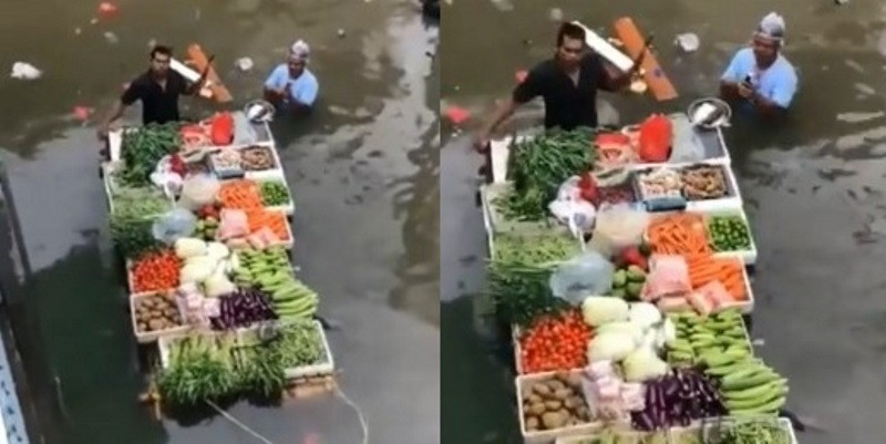 Tetap Semangat Jualan Saat Banjir Pedagang Sayur ini Patut Diacungi Jempol