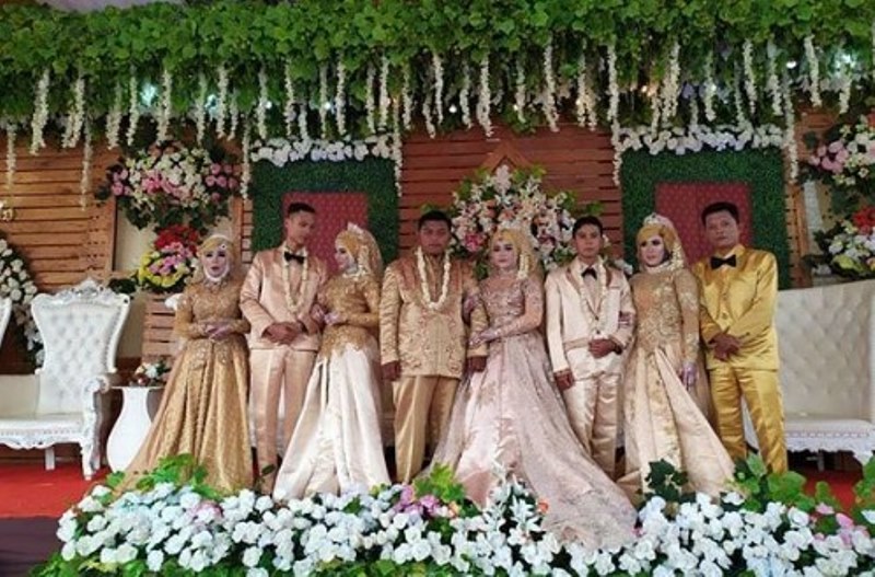 4 Pengantin 1 Keluarga Kompak Gelar Resepsi Pernikahan di Lapang Sepakbola Rajadesa Ciamis