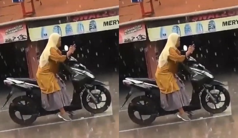 Basah Kuyup Wanita ini Tetap Santuy Main Ponsel Saat Hujan Deras Mengguyur