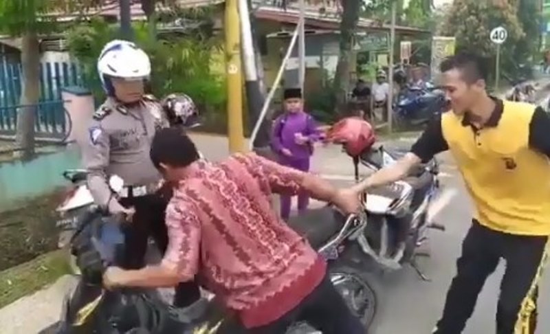 Ditilang Lantaran Tak Gunakan Helm Pria ini Malah Ngamuk dan Banting Motor