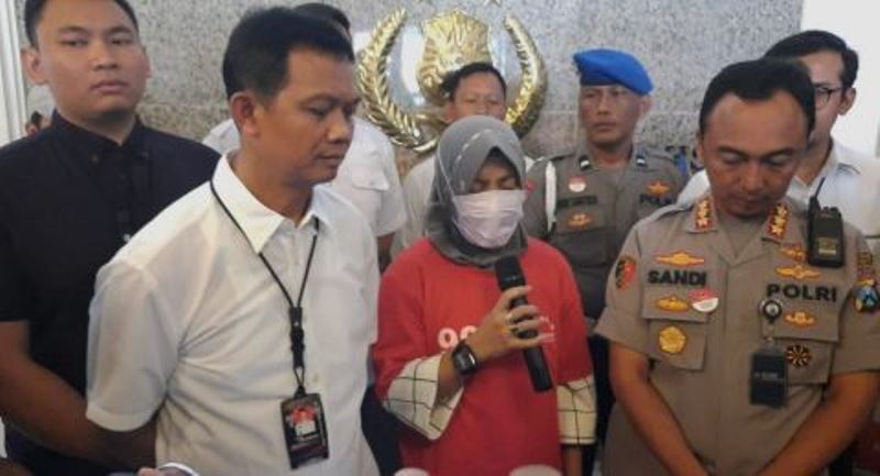 Tangis Penyesalan Zikria Dzatil Tersangka Penghina Wali Kota Tri Rismaharini