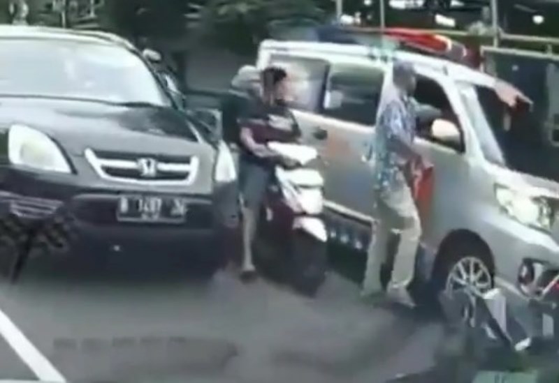 Viral Video Seorang Pria Pukul Sopir Ambulans