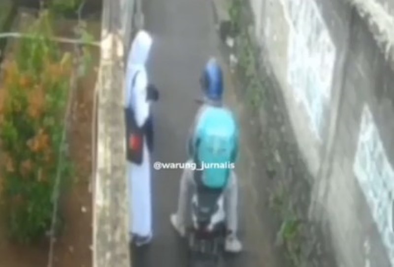 Aksi Pria Berjaket Ojol Remas Payudara Siswi SMK Terekam Kamera CCTV