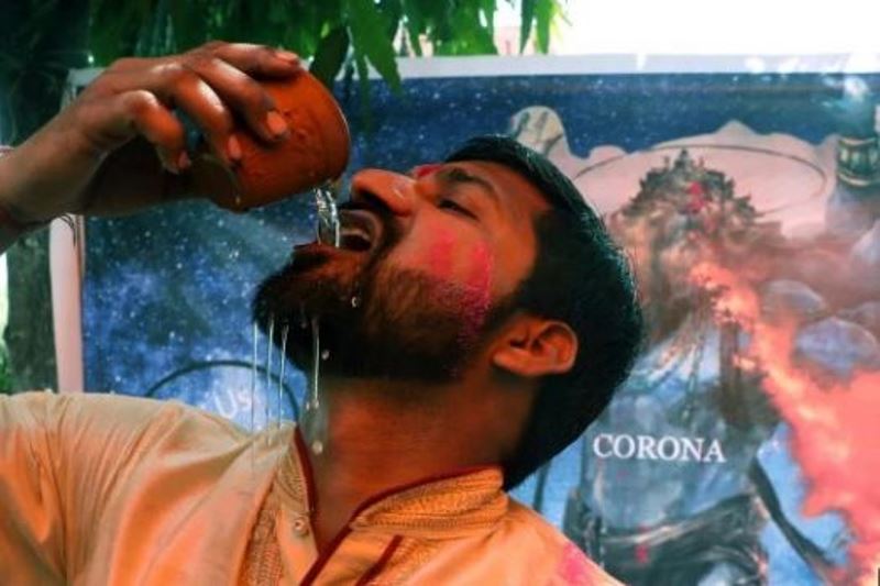 Diyakini Bisa Menangkal Virus Corona Sejumlah Warga di India Ramai ramai Minum Urine Sapi