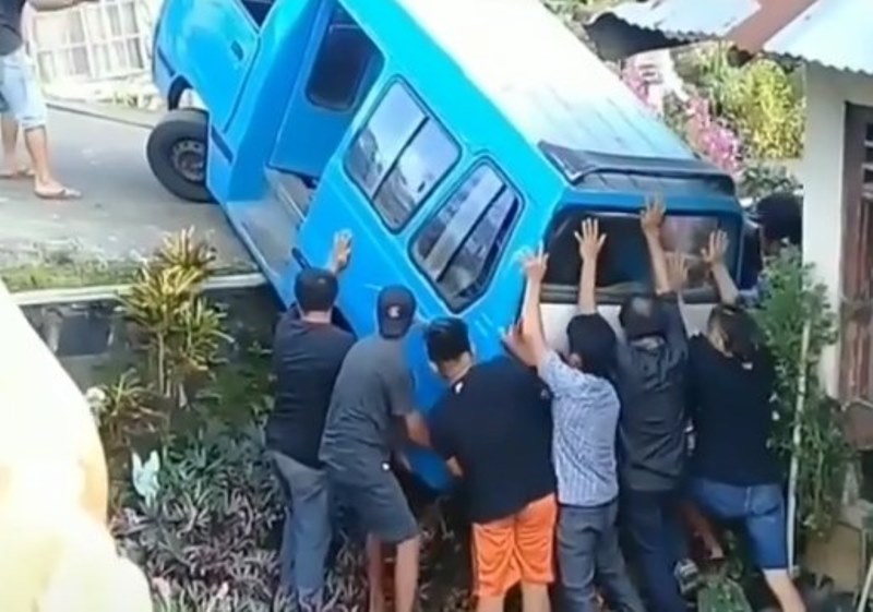 Jantung Serasa Mau Copot Seorang Pria Nyaris Tergencet Saat Dorong Angkot