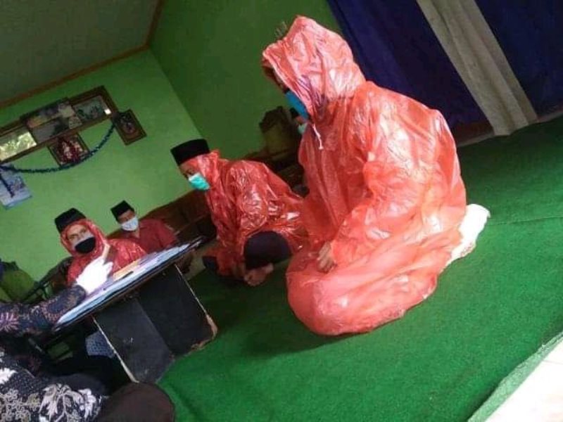 Suhu Badan Mempelai Pria Tinggi Pasangan Pengantin Pakai Jas Hujan Saat Gelar Akad Nikah