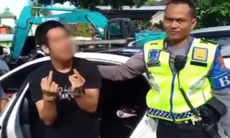 Tak Ada Penyesalan Pelaku Perusakan Pos Polisi di Sleman Acungkan Jari Tengah Saat Diamankan