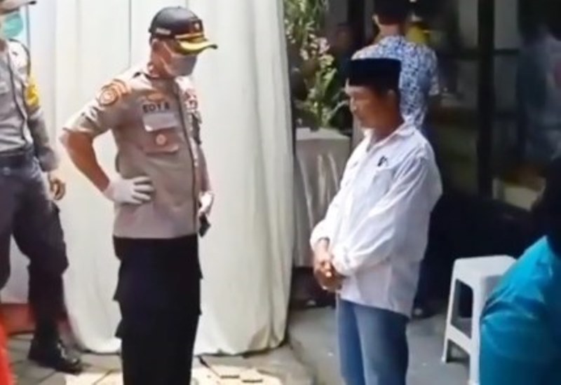 Terlanjur Emosi Polisi Marahi Warga yang Tetap Ngeyel Gelar Hajatan Saat Pandemi Corona