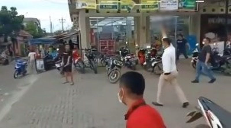 VIRAL Video Seorang Pria Acungkan Pisau Ketika Hendak Ditangkap Polisi
