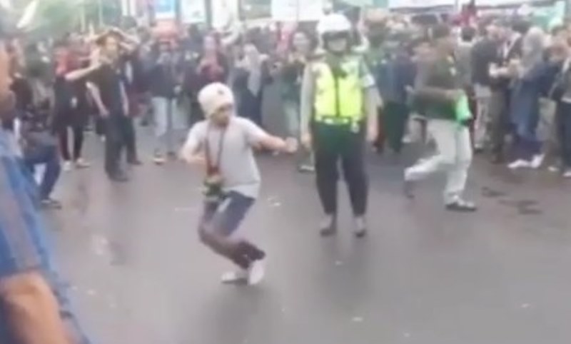 Video Seorang Polisi Tak Bergeming di Tengah Kerumunan Pendemo Viral di Medsos