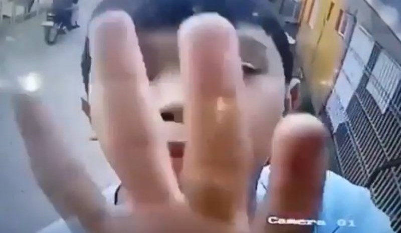 Viral Video Bocah Nekat Panjat dan Bajak Kamera CCTV Untuk Main TikTok