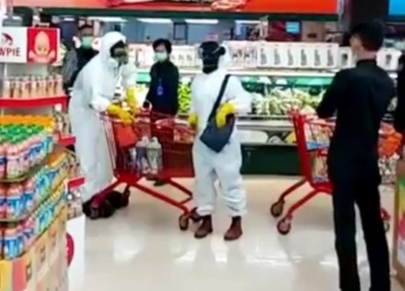 Viral Warga Belanja Pakai APD Sempat Ditegur Petugas Karena Resahkan Pengunjung Lain