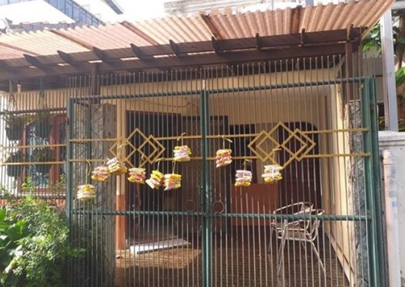 Berbagi di Tengah Wabah Covid 19 Wanita ini Gantung Mie Instan Gratis di Pagar Rumah