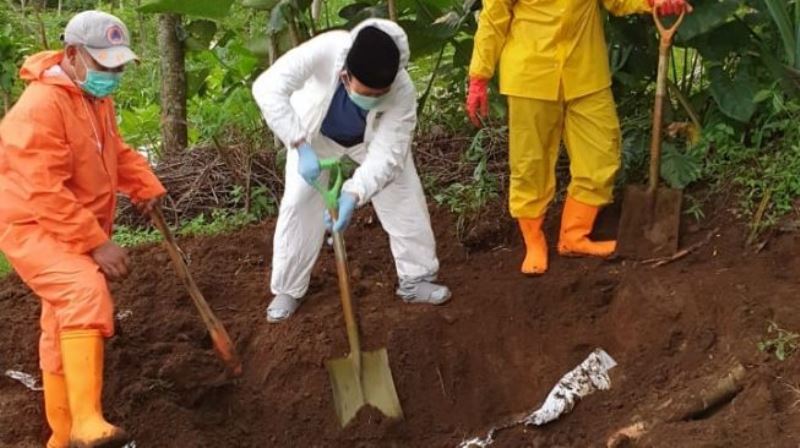 Ditolak Warga Bupati Banyumas Turun Langsung Gali Makam dan Pindahkan Jenazah Pasien Corona